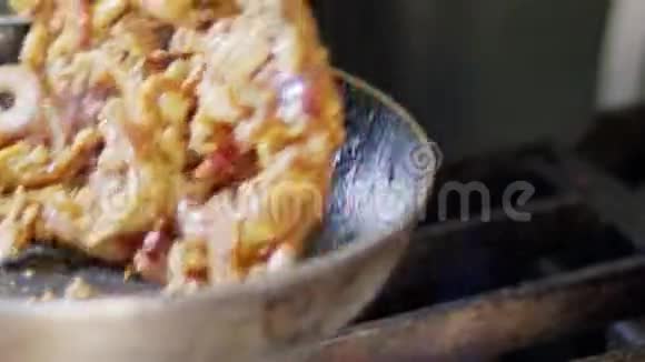 沙瓦玛在煎锅中烹饪的慢动作视频的预览图