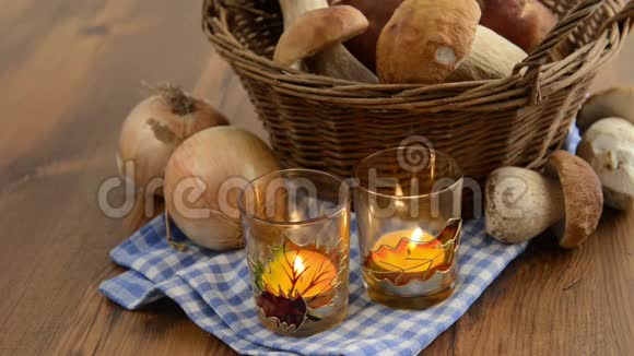 桌布上的竹篙蘑菇和燃烧的蜡烛视频的预览图