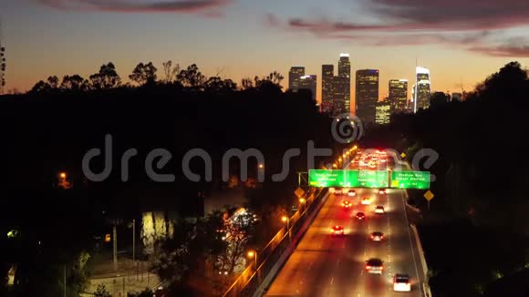 洛杉矶高速公路的汽车司机视频的预览图