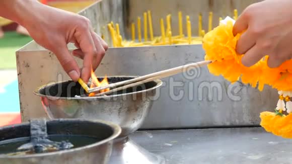 人们点燃幸运的香味魔杖在火上点燃蜡烛佛教视频的预览图