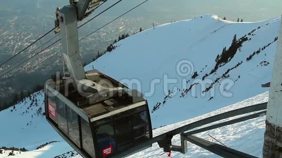 现代缆车到达山顶滑雪场视频的预览图