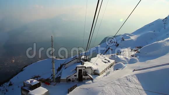 从索道吊舱滑雪者到雪山滑雪者视频的预览图