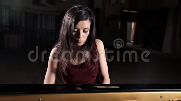 钢琴音乐家钢琴音乐演奏有女演奏者的乐器大钢琴视频的预览图