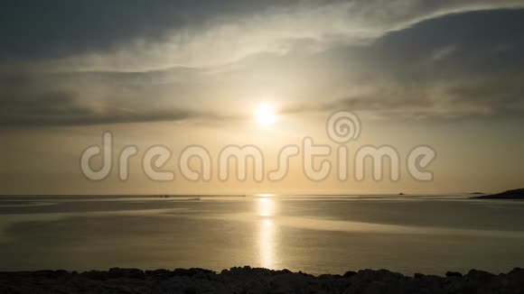 美丽的4k日落时间在亚得里亚海在克罗地亚欧洲视频的预览图