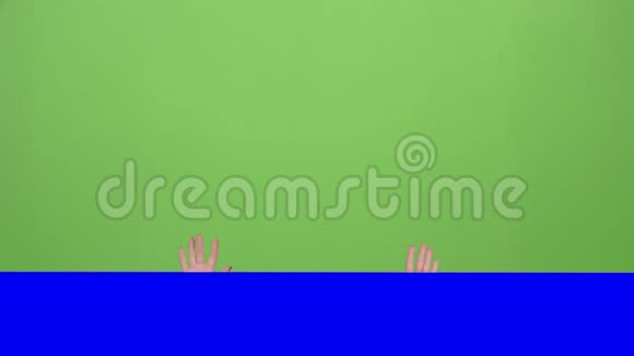 圣诞老人从蓝色的木板上看出来竖起大拇指绿色屏幕视频的预览图