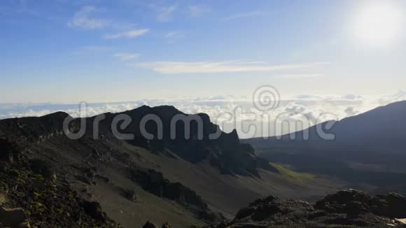 日出拍摄于黑拉卡拉火山口顶部视频的预览图