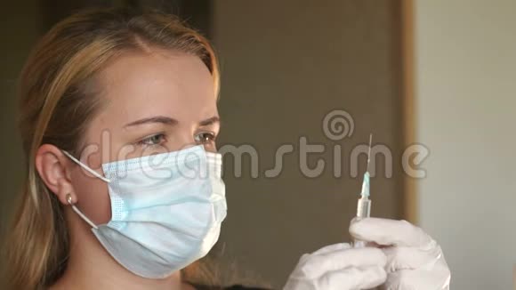 护士检查注射器里的药特写视频的预览图