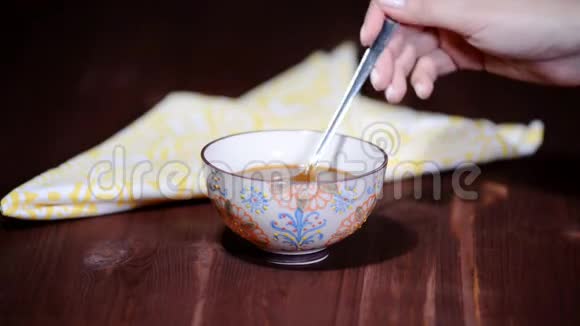 自制焦糖酱碗中咸焦糖视频的预览图