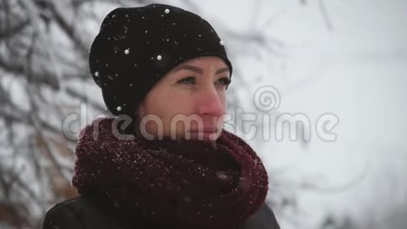 描绘冬天下雪的年轻漂亮女人视频的预览图