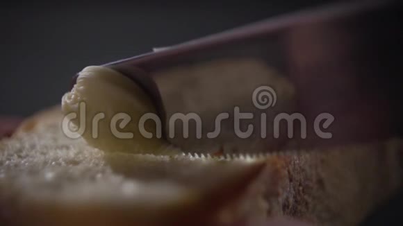 刀尖在面包上涂抹黄油视频的预览图