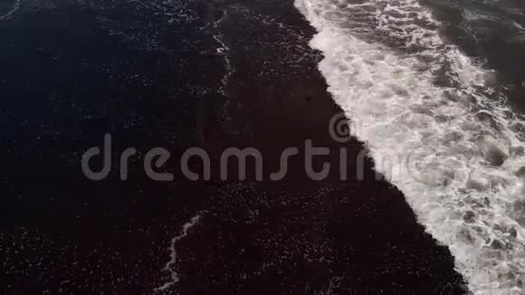 4K航天俯视飞行视频的海滩与黑色火山沙巴厘岛视频的预览图