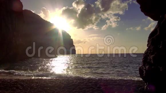 日落时分的寂寞海湾视频的预览图