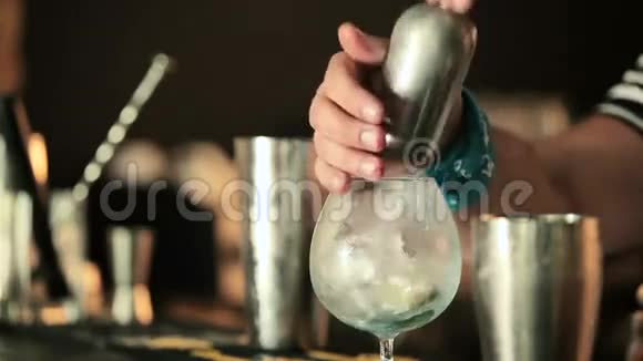 酒保在玻璃杯中的一片石灰中加入冰块视频的预览图