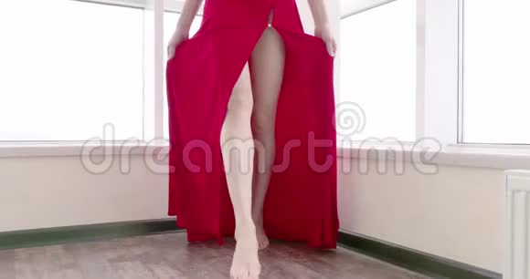女性的脚一个穿着红色长裙子的漂亮女人跟着你视频的预览图
