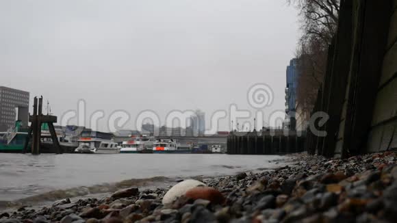 从泰晤士河沿岸看风景视频的预览图