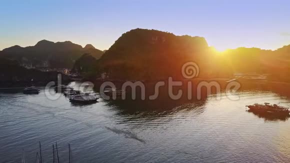宁静的海湾大型的落基群岛与美丽的日出视频的预览图