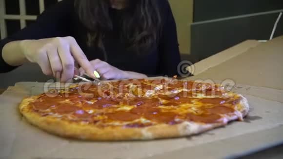 女人在餐馆里吃披萨女人切披萨视频的预览图