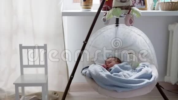 婴儿睡在摇摆的摇篮里视频的预览图