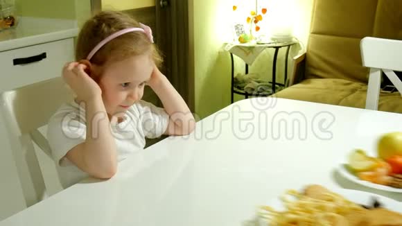 漂亮可爱的女孩拒绝零食巧克力薯片摘水果视频的预览图