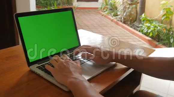 男人在家里做笔记本电脑自由职业者在家工作绿色屏幕Chroma键视频的预览图