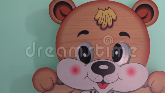 熊玩具挂钟眼睛动视频的预览图