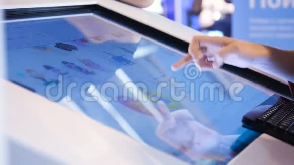 使用触摸屏显示器的人用手指关闭触摸显示器视频的预览图