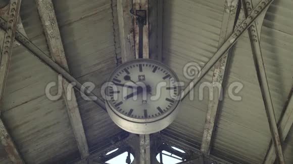 旧的复古时钟在车站视频的预览图
