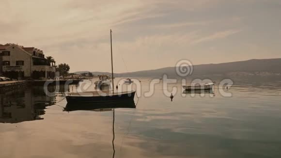 日落时一艘渔船停泊在水面上视频的预览图