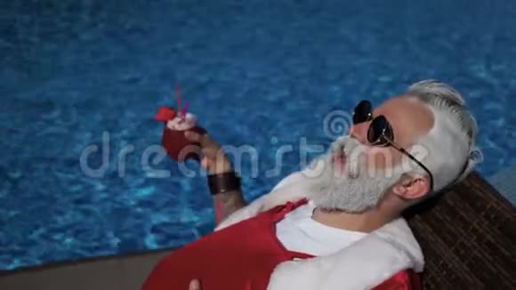 快乐圣诞老人喜欢在游泳池附近喝酒视频的预览图
