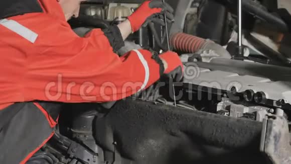 汽车修理工检查汽车发动机油位视频的预览图