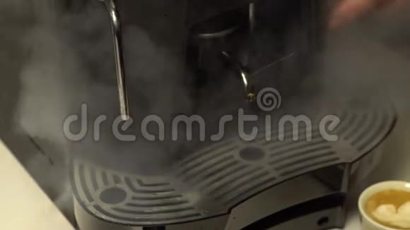 制作卡布奇诺的蒸汽棒视频的预览图
