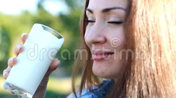 年轻女子喝牛奶饮料牛奶凯菲酸奶视频的预览图