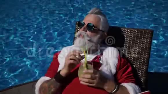 快乐圣诞老人喜欢在游泳池附近喝酒视频的预览图