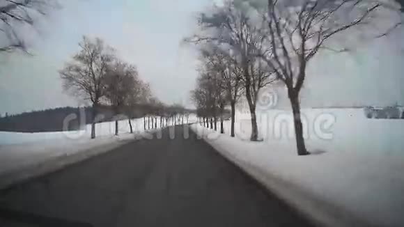 在农村公路上驾驶POV视频的预览图