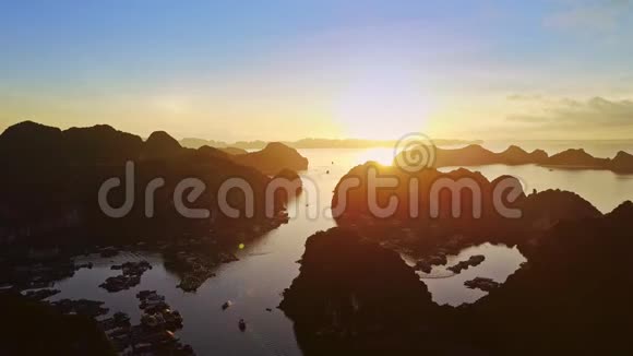 日出时海洋湾令人惊叹的鸟瞰岛群岛视频的预览图