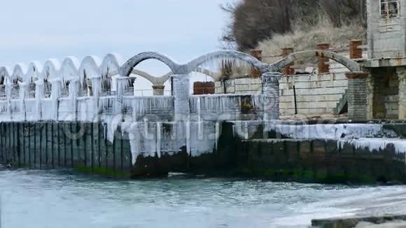 冬天的大海和冰冷的码头视频的预览图