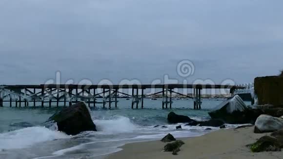 冬天的大海和冰冷的码头视频的预览图