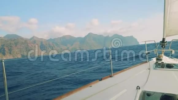 从海上漂浮游艇船上俯瞰大加那利岛阴云视频的预览图