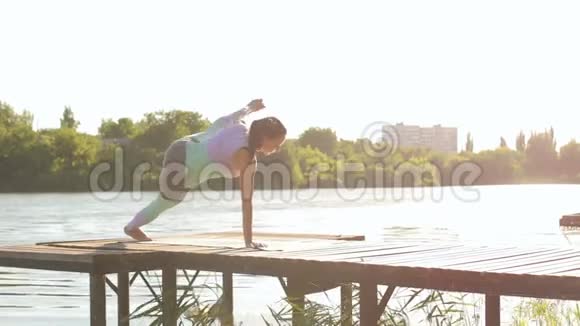 女人在河的木桥上练习瑜伽视频的预览图