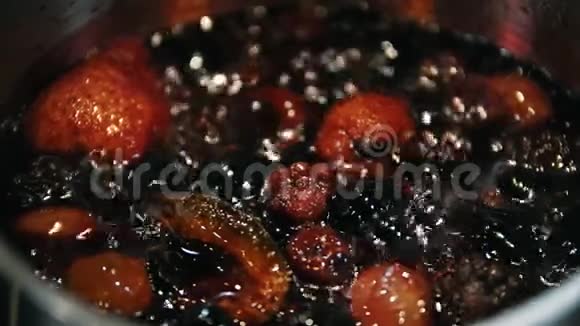 新鲜浆果在平底锅做甜点大镜头视频的预览图