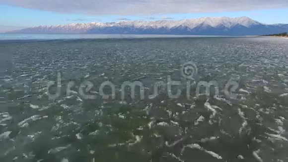 冰冻的湖水视频的预览图