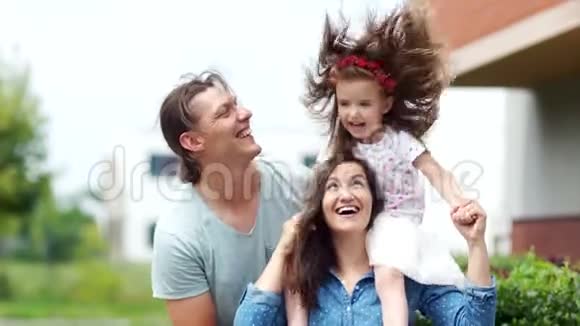 有个小女儿的快乐父母那个女孩坐在母亲肩膀上她的长发很漂亮视频的预览图
