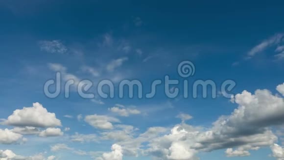 美丽的蓝天白云专业的时间流逝没有鸟没有闪烁视频的预览图