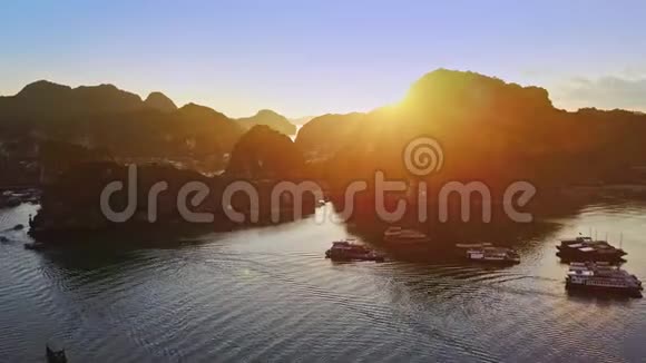 在海湾的岛屿群岛上用船在日出时飞行视频的预览图