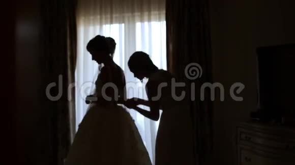 婚礼新娘穿礼服视频的预览图
