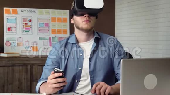 手机应用开发者使用VR耳机测试他的未来应用概念视频的预览图