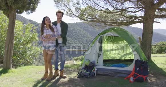 可爱的夫妇在帐篷附近接吻视频的预览图
