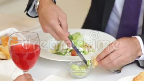 在商务午餐时吃黄油视频的预览图