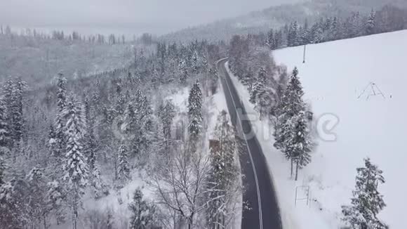 雪山壮丽的道路景观视频的预览图