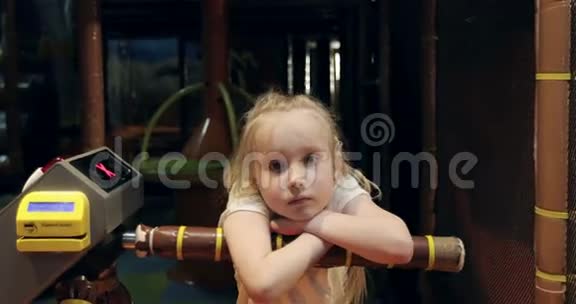 4娱乐中心无聊的一个可爱的小女孩的肖像视频的预览图
